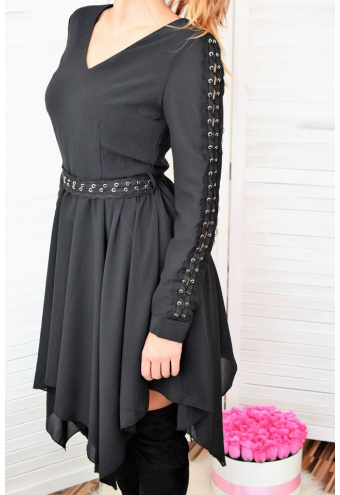 Šaty asymetrického strihu s opaskom