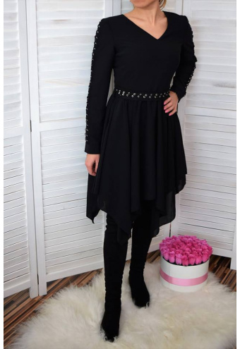 Šaty asymetrického strihu s opaskom