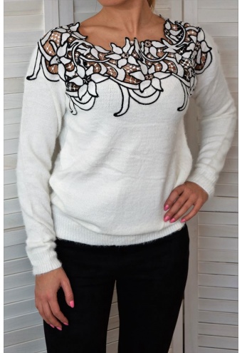 Elegantný sveter s čiernou kombináciou