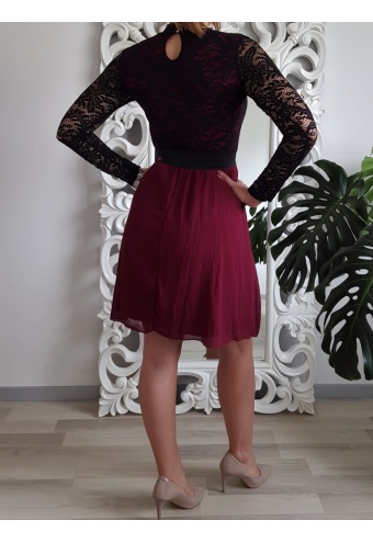 Elegantné šaty s čipkovaným vrchným dielom - bordo