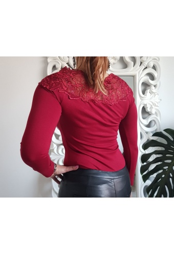 Elegantný svetrík s dlhým rukávom bordo