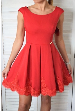 Elegantné šaty lemované krajkou- červené