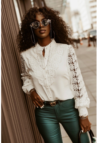 Elegantná košeľa s čipkovanými rukávmi