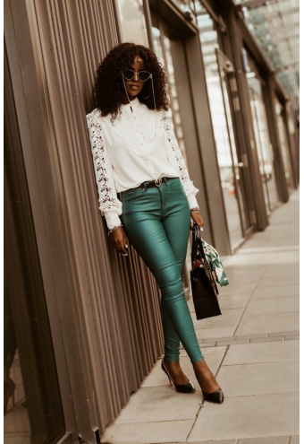 Elegantná košeľa s čipkovanými rukávmi