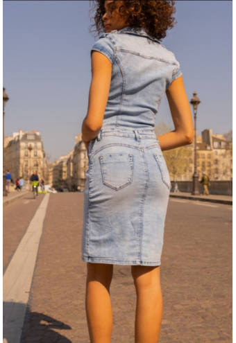 Svetlé rifľové šaty s krátkym rukávom so zapínaním na gombíky