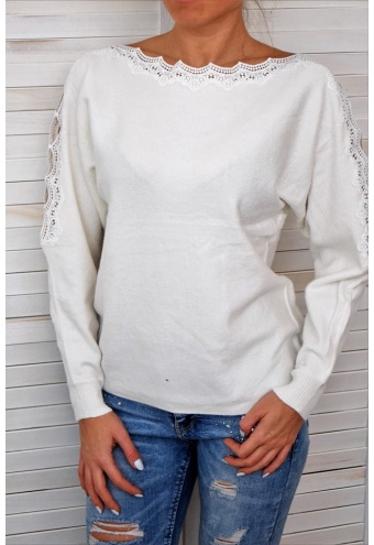 Elegantný svetrík s výrezmi na ramenách