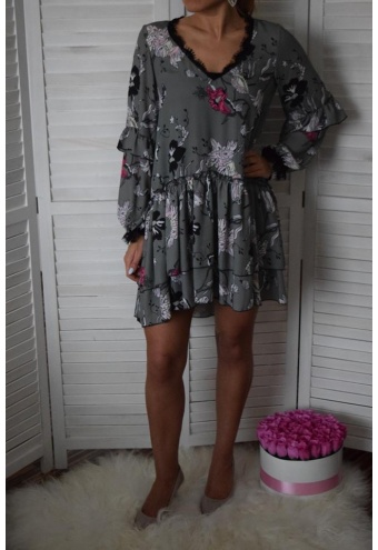 Jesenné asymetrické šaty vo voľnejšom strihu