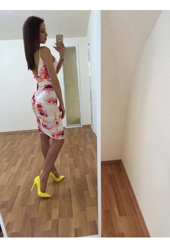 Letné šaty na ramienka s hlbokým výstrihom na chrbte